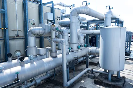 貯水タンクと配管